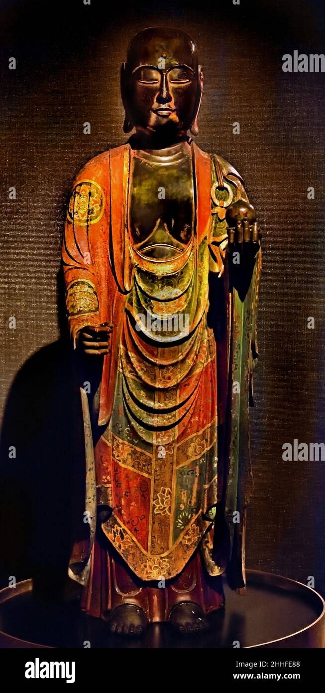 Stehend Jizō Bodhisattva - Bosatsu. Erste Hälfte 16th Jahrhundert n. Chr. - zweite Hälfte 17th Jahrhundert n. Chr. bemaltes und vergoldetes Holz, 36. X 111 x 31 Japan, Japanisch, Bodhisattva Ksitigarbha (Jizō) Mönch mit rasierendem Kopf, mit einem heiligen Juwel in der linken Hand und einem Pilgerstab`s in der rechten, Stockfoto
